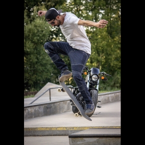 sk8riding_blue-8.jpg